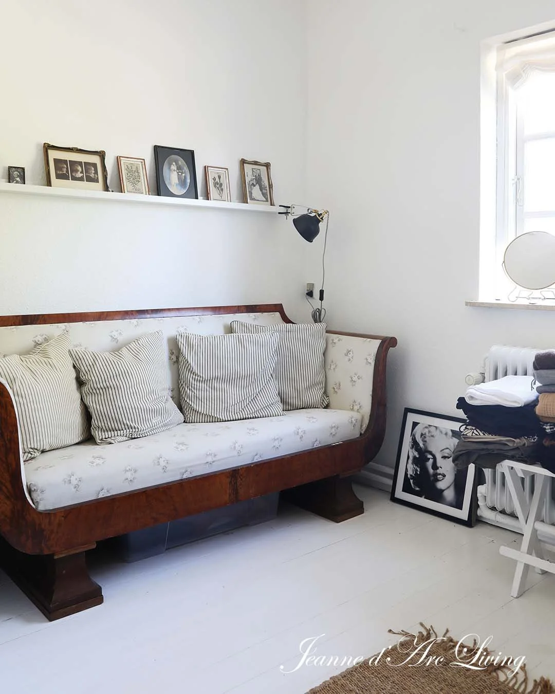 Old iron beds, vintage treasures, and nature-inspired arrangements bring softness and character to the bedrooms. Marianne @lamaison_butik blends old and new with care &ndash; letting each piece add depth, memory, and quiet magic✨☺️

📸 Shot by: Tine 