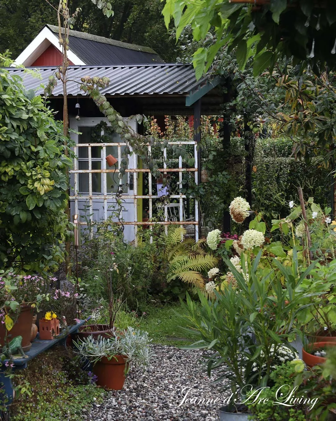 Who says 300 m&sup2; can&rsquo;t feel like a green universe? Dorthe @dorthemsteffensen has created a lush, room-divided garden full of fruit trees, veggies, flowers, and a bright yellow door that welcomes you to another world. A peaceful retreat in t
