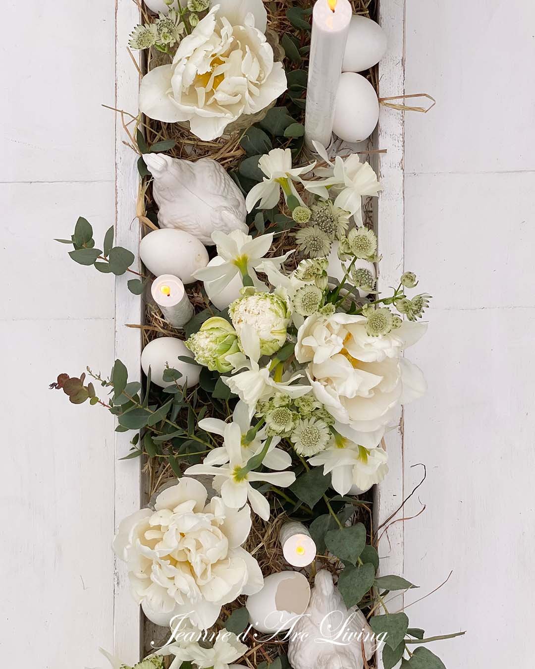 Aflang dekorationskasse med lys til påskebordet