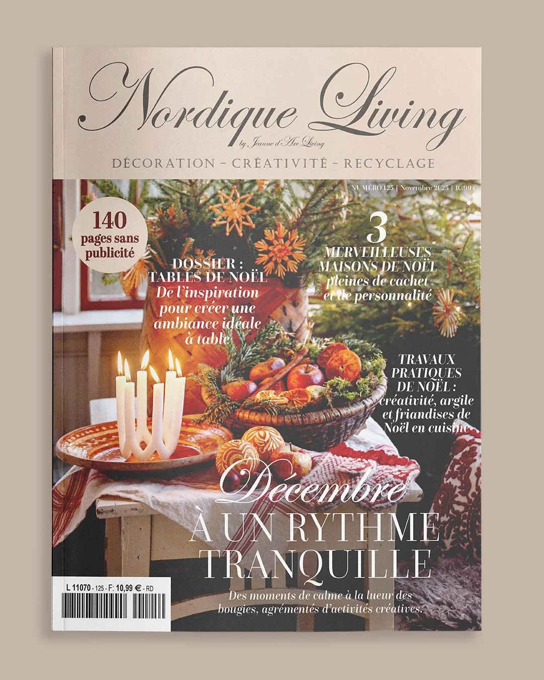 Juledekoration med stearinlys, frugt og gran, på en japandi-stil træbord med tekst om julestemning.