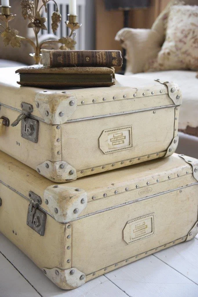 Gamle kufferter som sofabord