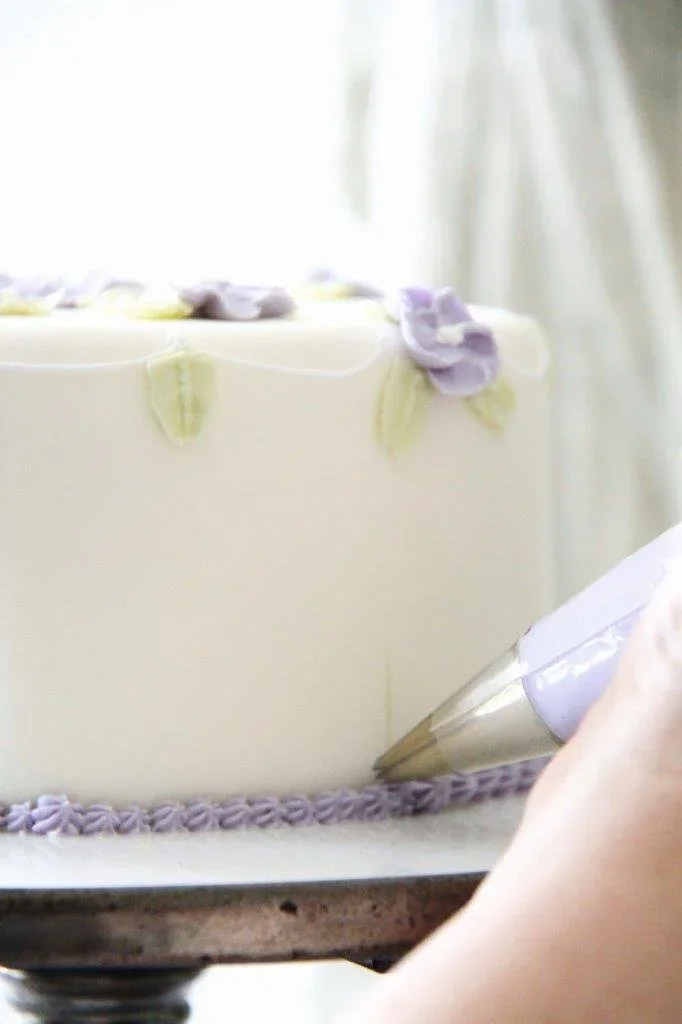 Kage som bliver pyntet