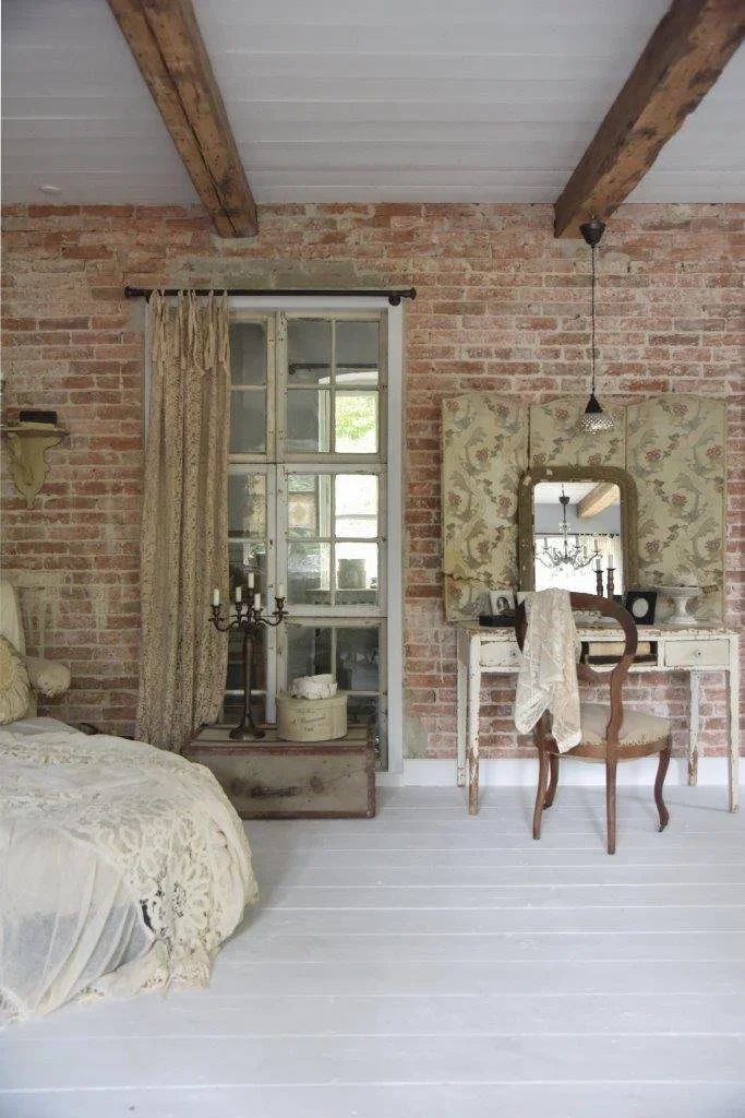 Makeup bord med rustik murstensvæg