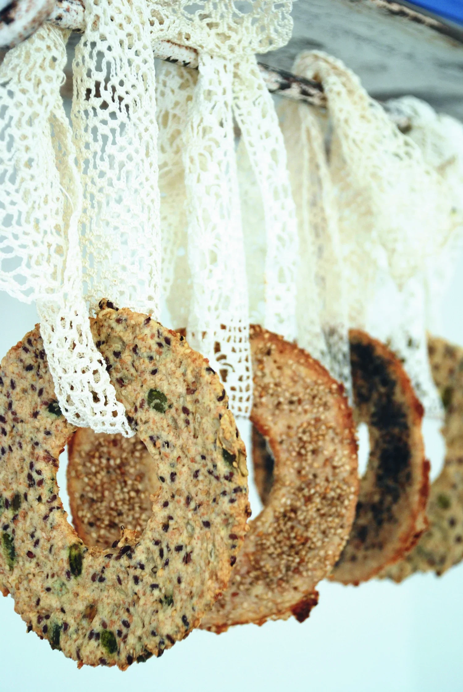 Knækbrød bundet op med blonde snor