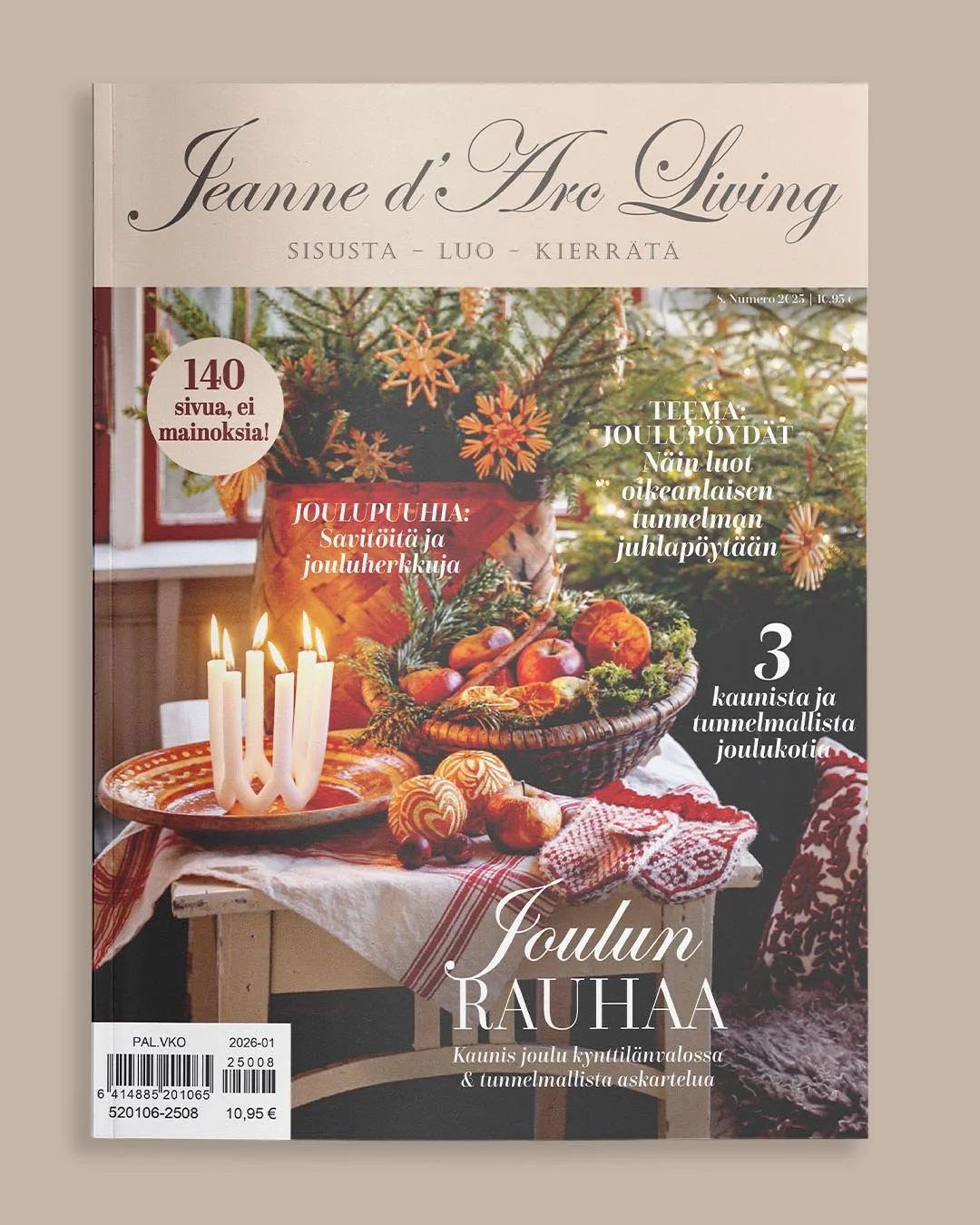 Julemagasin med julepynt og dekorationer, en julebord med lys og pyntede æbler