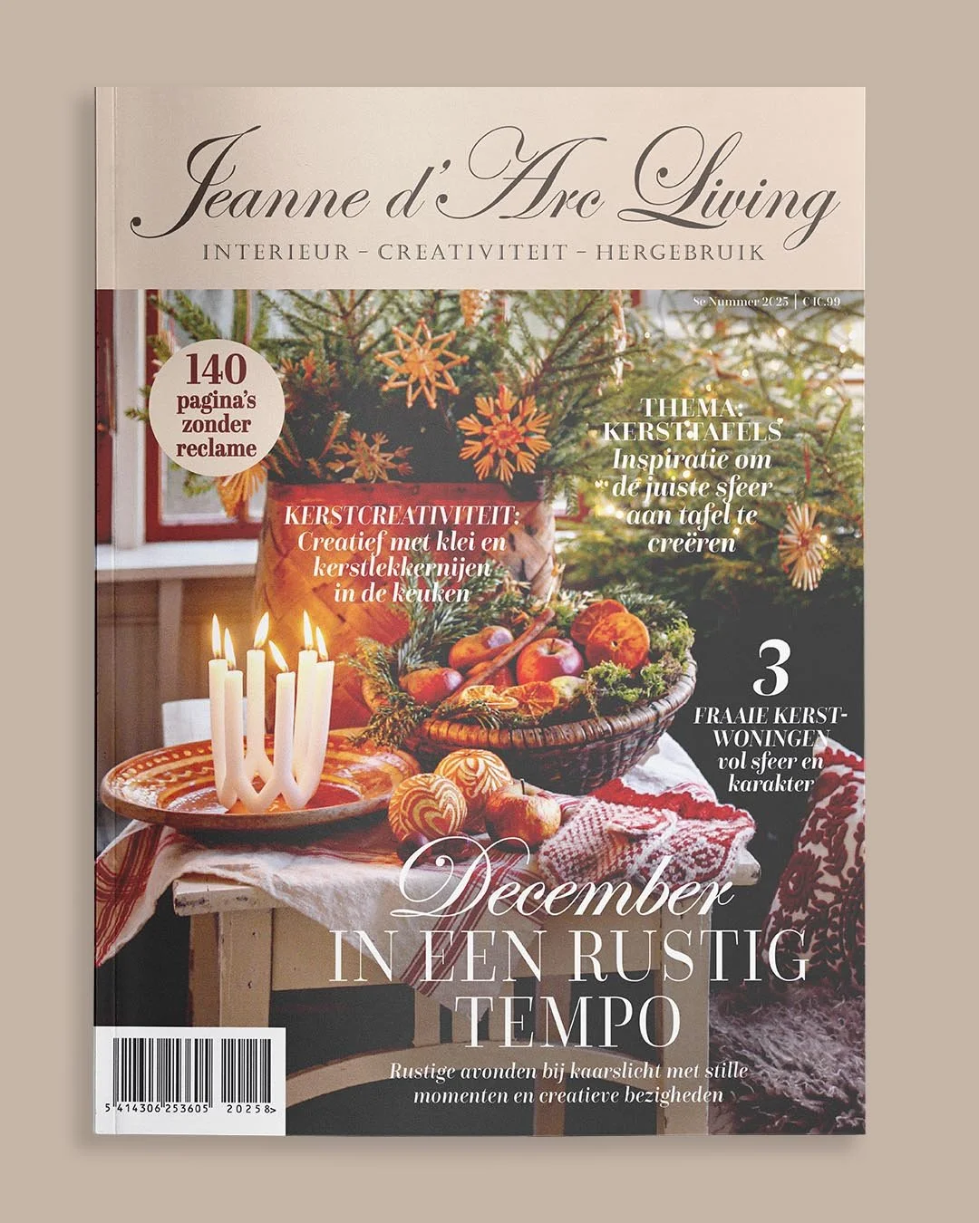 Magasincover til Jeanne d'Arc Living med juletema, en pyntet juletræ, juledekorationer med lys og frugt, og danske tekstoverskrifter om julen.