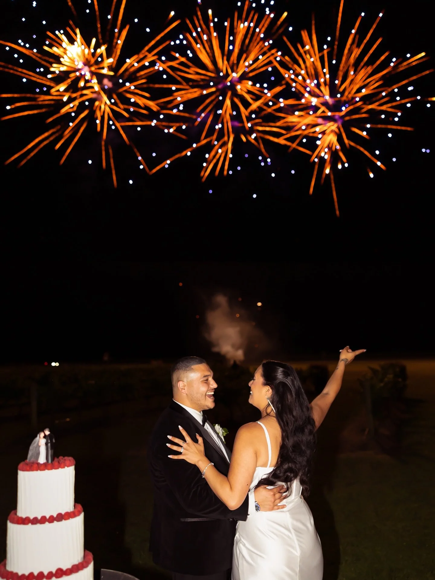 Fireworks at your wedding&hellip;? That&rsquo;s a big fat bowl of YES 🎇🎉🙌
.
.
.
.
Second shooter for @azure_creative_photography