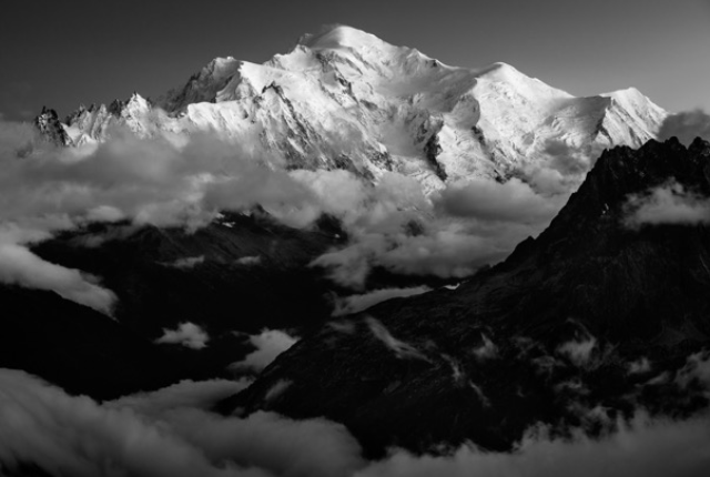 Glowing Mont-Blanc, 90 x 135 cm, cadre chêne, Edition Limitée 7 exemplaires dans le format
CHF4400