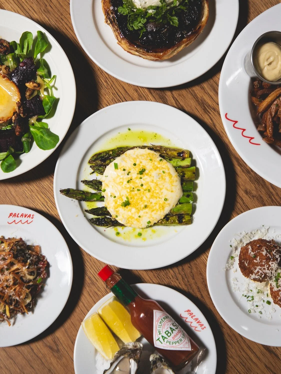 Fr&aring;n och med 1 februari har vi (med pirr i magen och massor av k&auml;rlek) tagit &ouml;ver rodret f&ouml;r Palavas.
V&aring;r mission: 
- God mat som vi sj&auml;lva &auml;lskar att &auml;ta
- Viner som &auml;r b&aring;de bra och lite busiga
- 