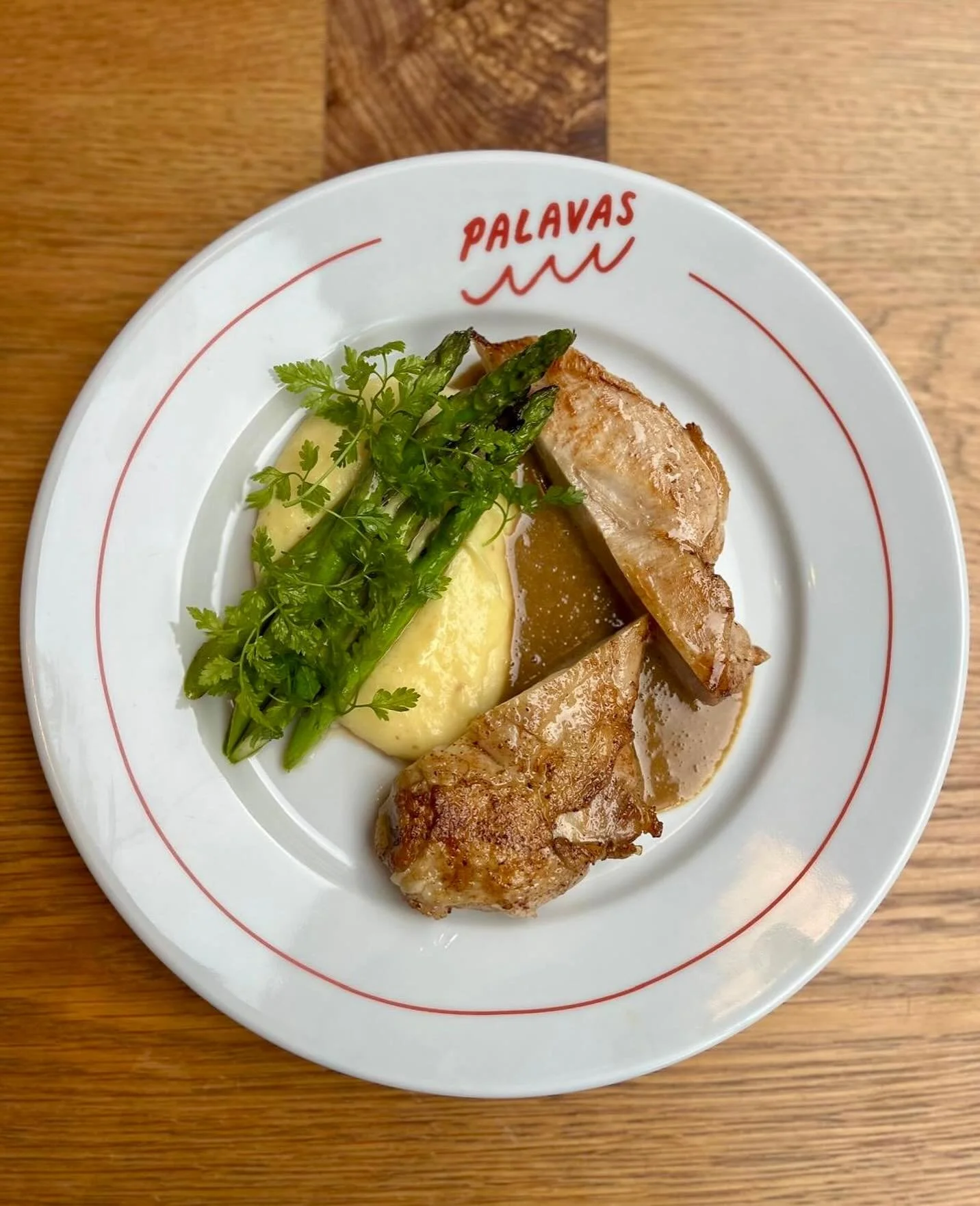 Plat du jour v29!
Stekt kyckling som serveras med sparris, potatismos och albufera-s&aring;s (Albufera-s&aring;s &auml;r en fransk, kr&auml;mig s&aring;s gjord p&aring; kycklingsky, madeiravin och foie-Gras . Den har en mild, fyllig smak med djup Uma