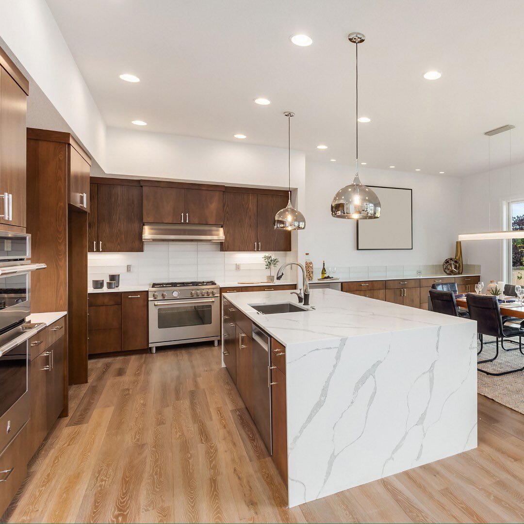 Currently dreaming of this waterfall countertop! It tastefully breaks up the warmth of the cabinetry for an overall impactful kitchen design.
.
#verticalstudiodesign #verticalstudio #homedesign #designstyle #homestyle #createyourspace #chicagohomes #