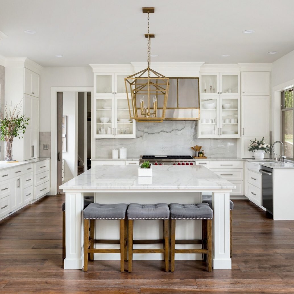 It's time to ditch the traditional kitchen table and chairs for a large kitchen island with enough seating for the whole family!
.
#verticalstudiodesign #verticalstudio #homedesign #designstyle #homestyle #createyourspace #chicagohomes #luxuryhomes #