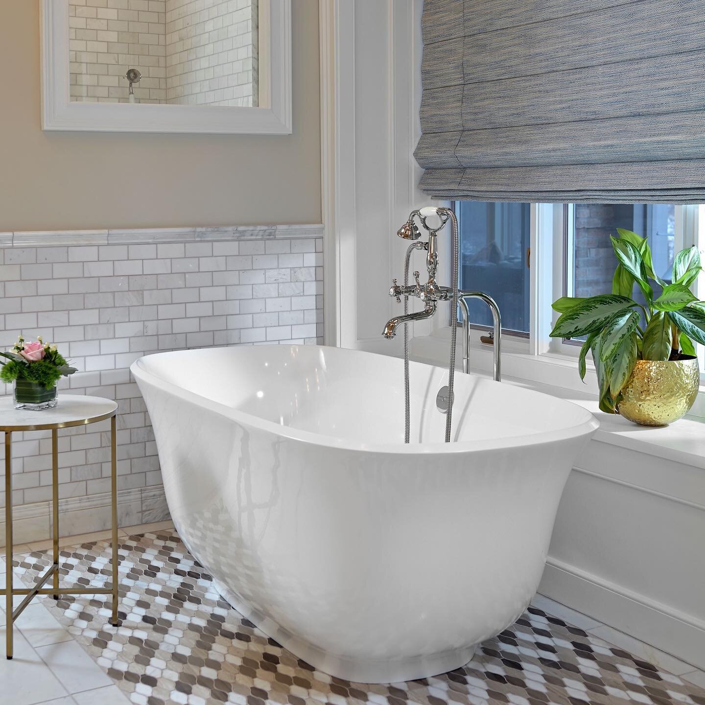 Is anyone else daydreaming about soaking in the tub with a glass of bubbly and a good book? #TGIF
.
Photo by @nicknovelli 
.
#verticalstudiodesign #verticalstudio #homedesign #designstyle #homestyle #createyourspace #chicagohomes #luxuryhomes #howiho