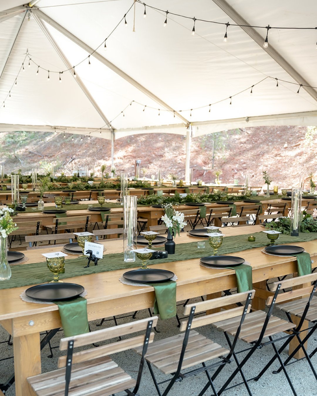 In our book, green is gold! 💛 We're obsessed with these sophisticated banquet tables starring vintage green glassware, bold earthen china &amp; breezy table runners. A perfect palette for a celebration at the lake!⁣
Photo: @charplenz⁣
Coordination: 