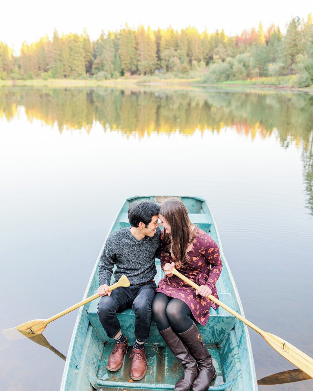 Engagement sessions at the Lake require a snuggle-filled row boat session 🌿⁣
Photo: @sophiajensenphoto