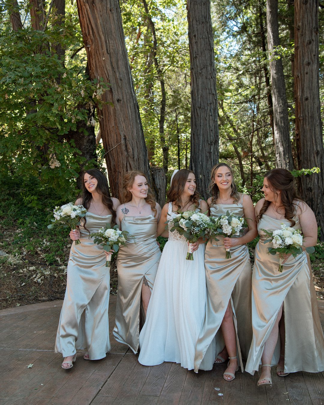 Neutral never looked so chic 🤍 These bridesmaids prove that timeless elegance will always steal the spotlight!⁣
Photo: @amandaphotoco⁣⁣
Coordination: @clehouse.co⁣
Florals: @coutureweddingsbydottie