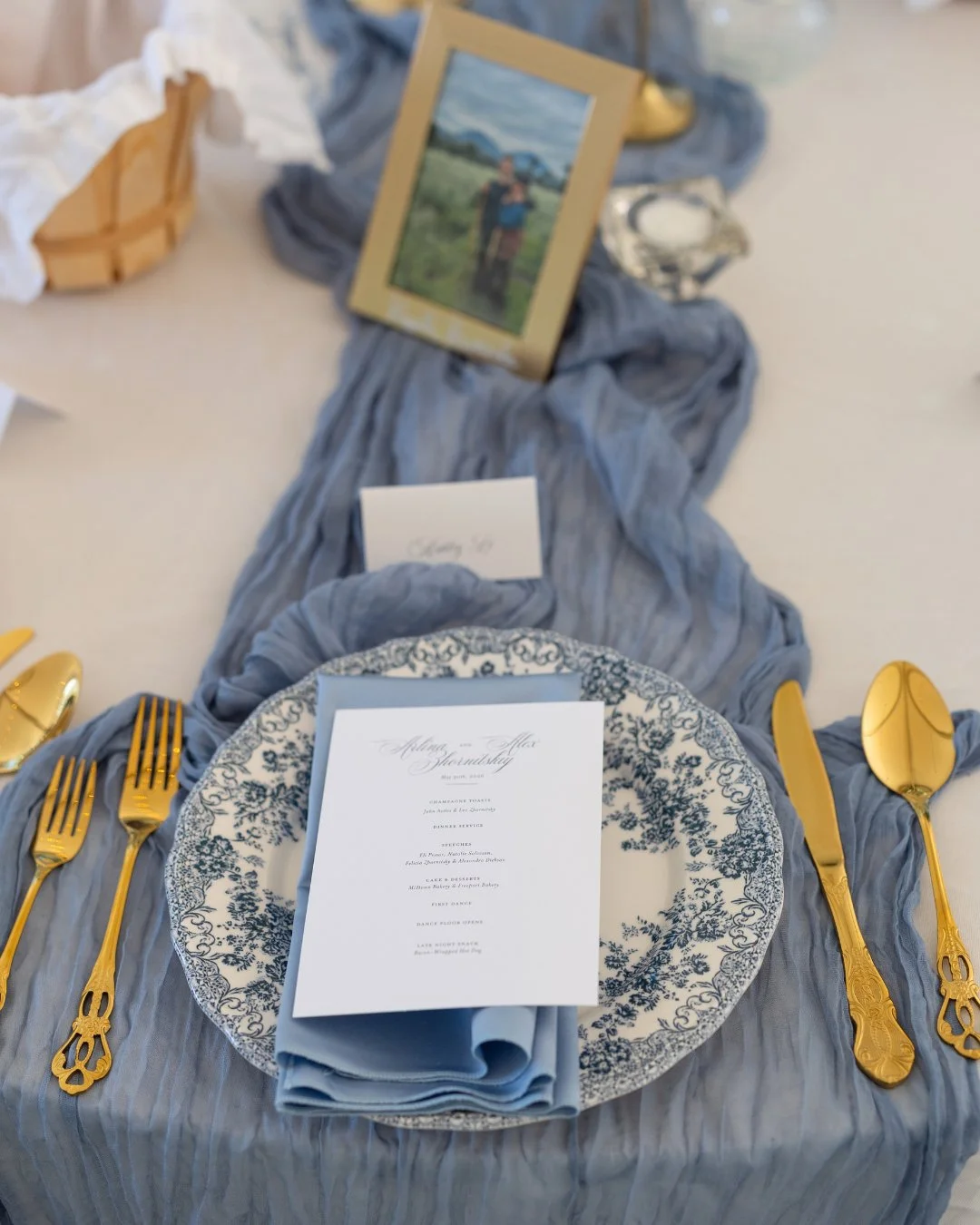 A little vintage, a little whimsical, and very much at home in the woods. The soft blue, playful blooms, and old-world-inspired details give this reception plenty of personality 🌿⁣
⁣
Coordinator: @dragonflyeventsco⁣
Rentals: @dragonflyrentals⁣
Photo