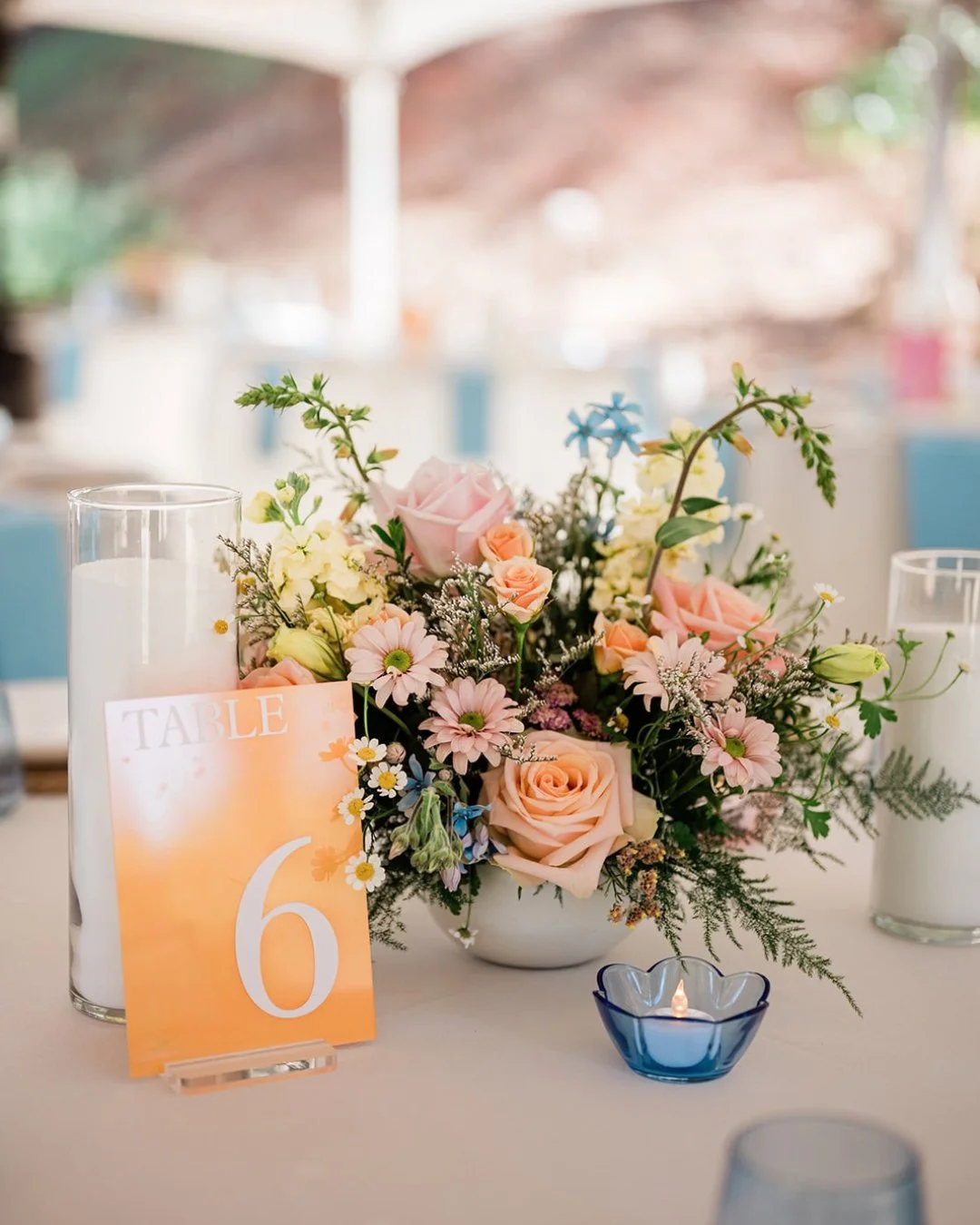 A little color, a little shade, and a very good reason to linger. Thoughtful cocktail-hour details can turn the time between ceremony and dinner into one of the most enjoyable parts of the day 🌸⁣
⁣
Photo: @karissawrightphotography⁣
Coordinator: @ran