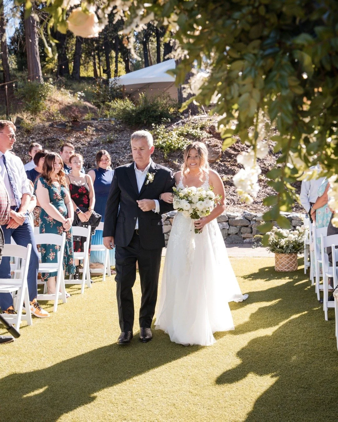 A stunning entrance, if we do say so 😍⁣
⁣
Coordinator: @dsiegeldesigns⁣
Photo: @leahdawnphoto⁣
Florals: @scarlettsagefloralco⁣
HMUA: @volksmommua