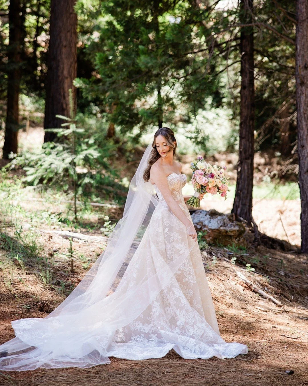 When the dress is doing this much, the bouquet might as well join in 💅⁣
⁣
Photo: @karissawrightphotography⁣
Coordinator: @ranchandvinecollective.co⁣
Florals: @scarlettsagefloralco
