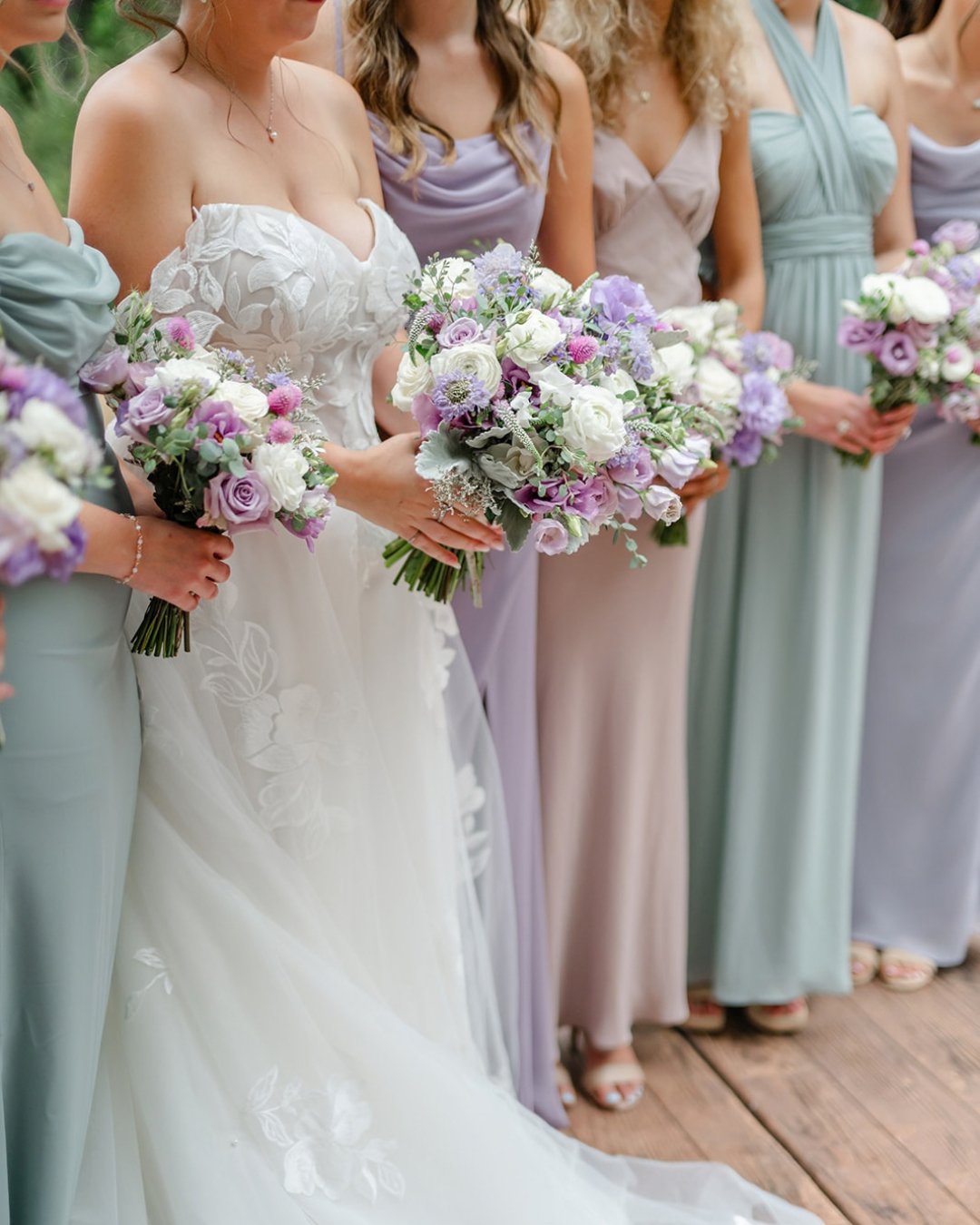 Not the color palette you expected. That's what makes it good 😉⁣
⁣
Photo: @natalie_renee_photography⁣
Coordinator: @ranchandvinecollective.co⁣
Florals: @scarlettsagefloralco