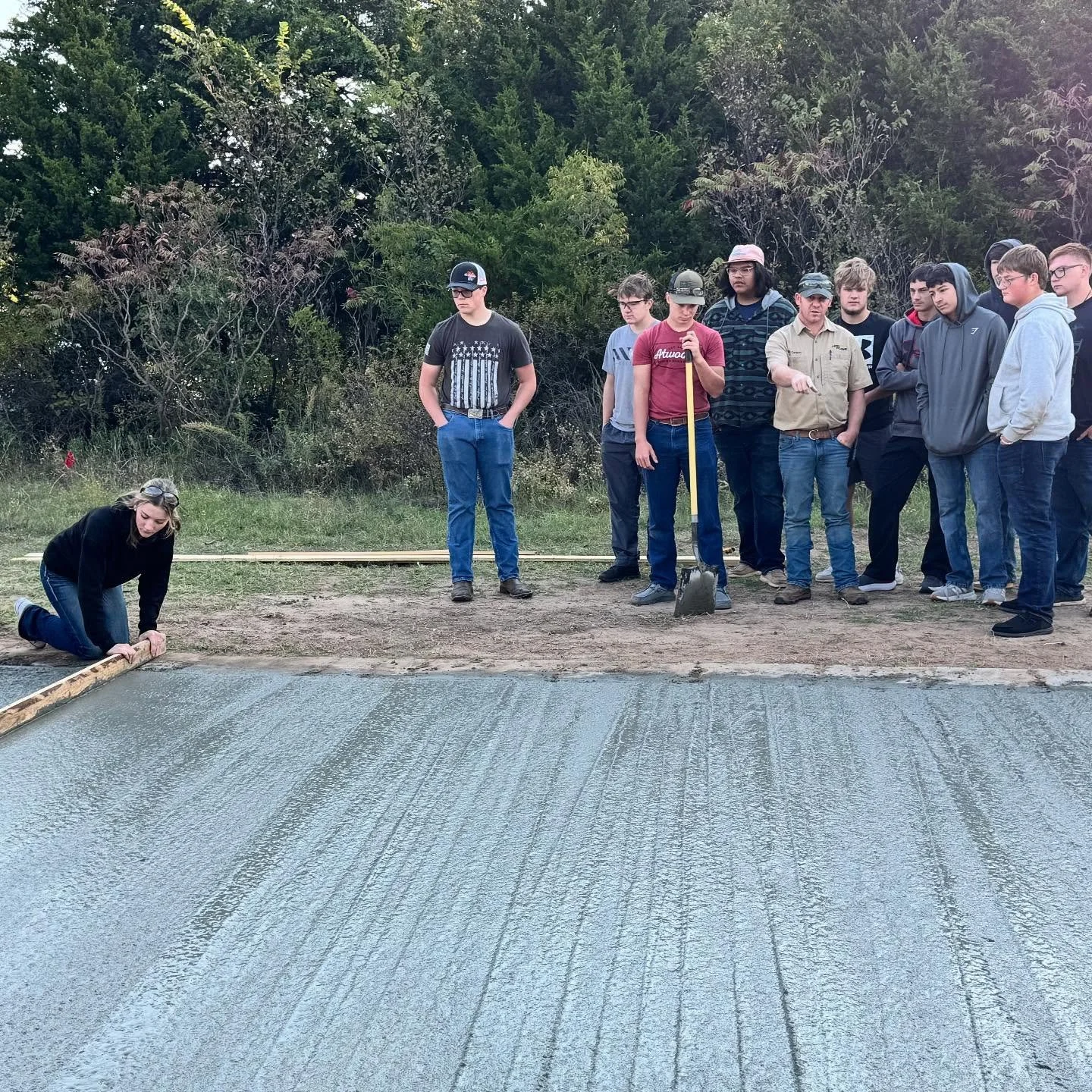 👷&zwj;♂️ HPTC Construction students got hands-on experience pouring concrete for a driveway today! 🏠💪 Learning on a real job site makes all the difference. 🚧🛠️