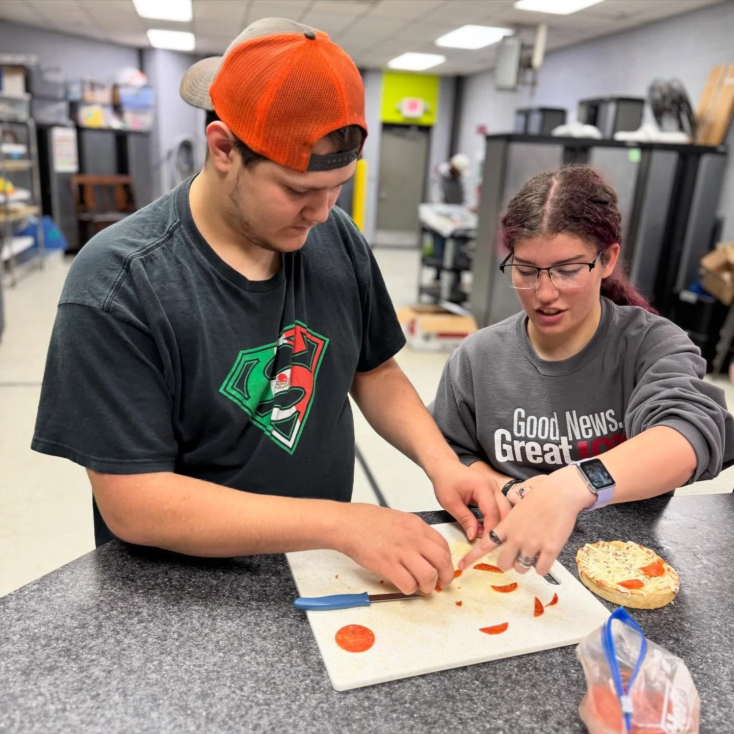 🎃 Spooky fun in the kitchen! Teacher Prep students Zoey Coberley and Addy Squires teamed up with the Food Service students to create Spooky Halloween Pizzas for sale in the Service Careers Snack Bar this week. They also welcomed a special guest &mda