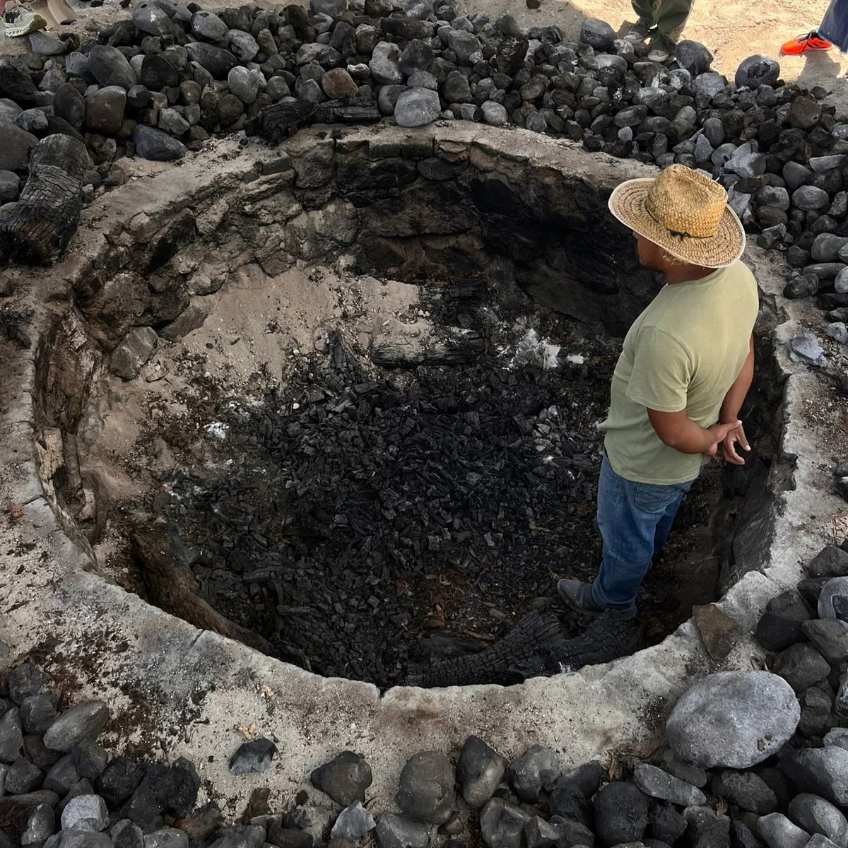 Mezcal making is truly an art form,and on this day, Reynaldo Alejandro became one of my absolute favorite artists. 🎨🖌️🫶🏽
 
Oaxaca Day 3 Pt. 2 💚
 
 
#deestilled #unlockingcraftspirits #5sentidos #mezcal #oaxaca #cincosentidos #agave