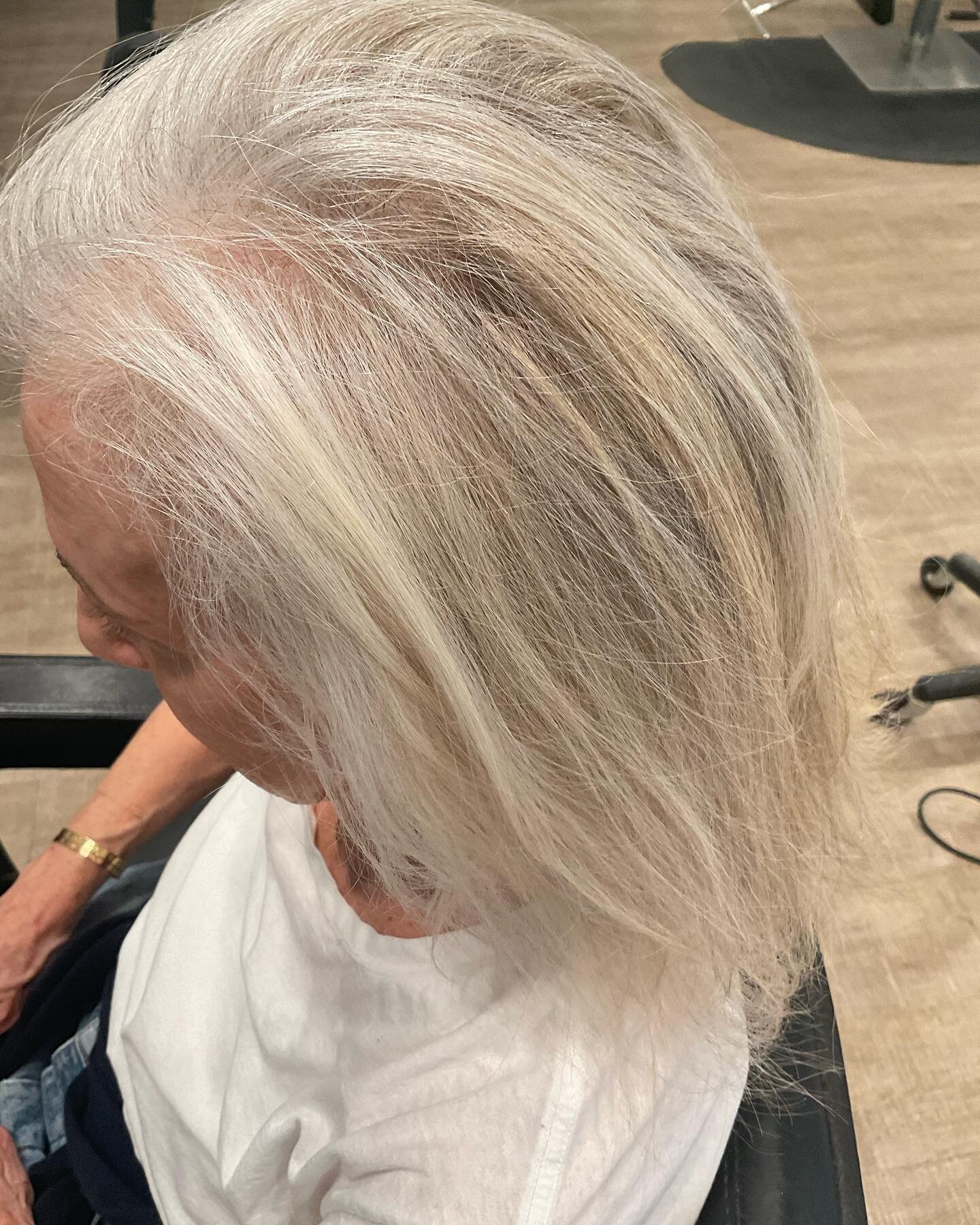 Going in from grey to a way more fun dimensional strawberry that incorporates natural gray, For a little bit is dimensional end result.  #AmmoniaFreeColor #ColorCorrectionSpecialist #HairColorCorrection #colorcorrectionLaJolla
#Hairtutorial #hairtuto