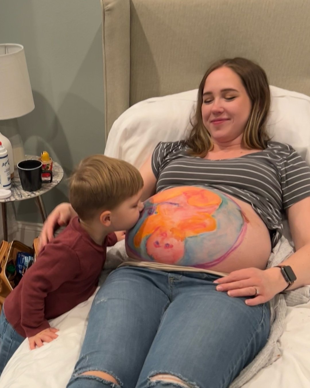 💞 A sweet sibling bonding moment at this belly draw prenatal visit! 💞