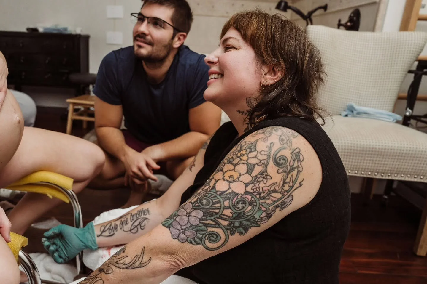 Midwife Carrie doing what she does best! ✨ 💕 

@the_wise_woman_nextdoor
📸 Credit: @natbro.photo 

#midwife #birthcenter #pdx #pdxparents