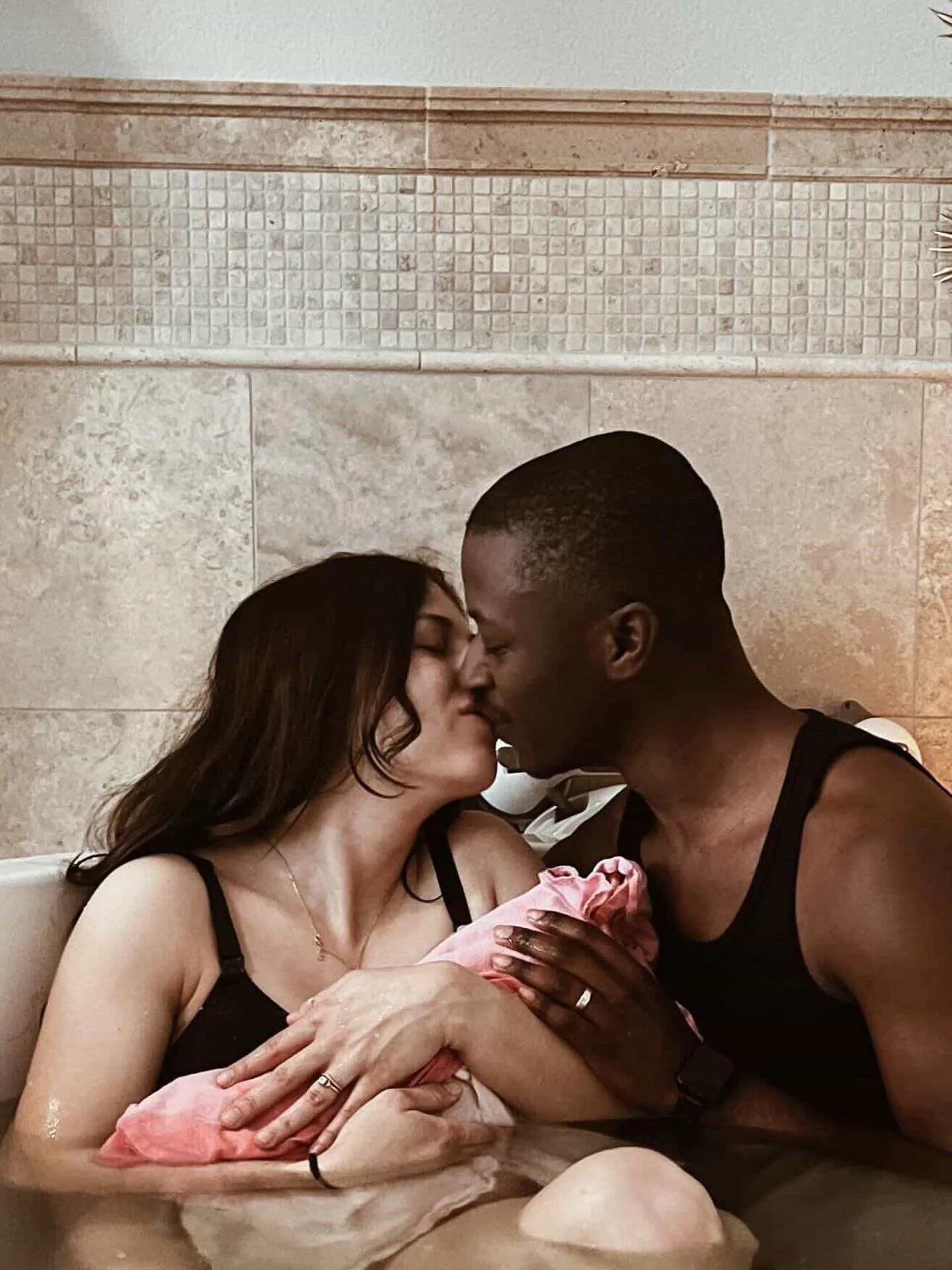 A birth center moment: baby in arms, love all around. 💕

#andaluzwaterbirthcenter #birthcenterbirth