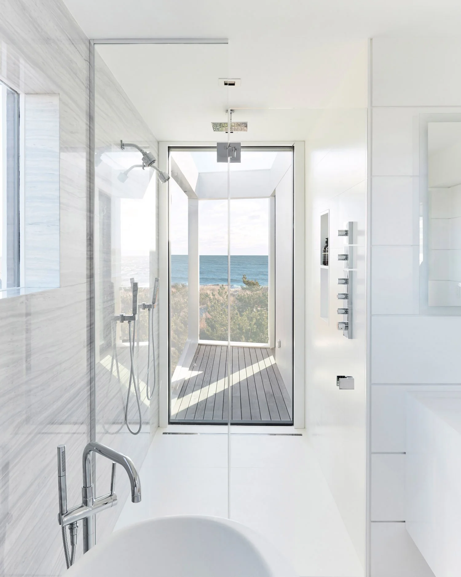 90DuneRdQuogue_masterbathv2_edit.jpg