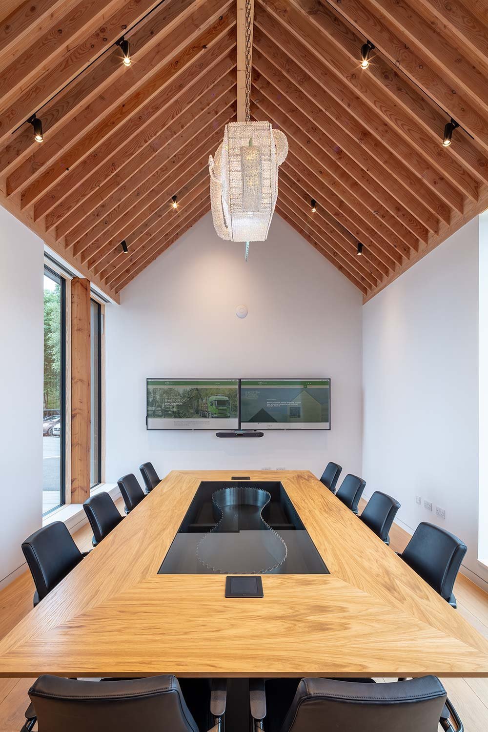 bespoke boardroomtable with axia chairs