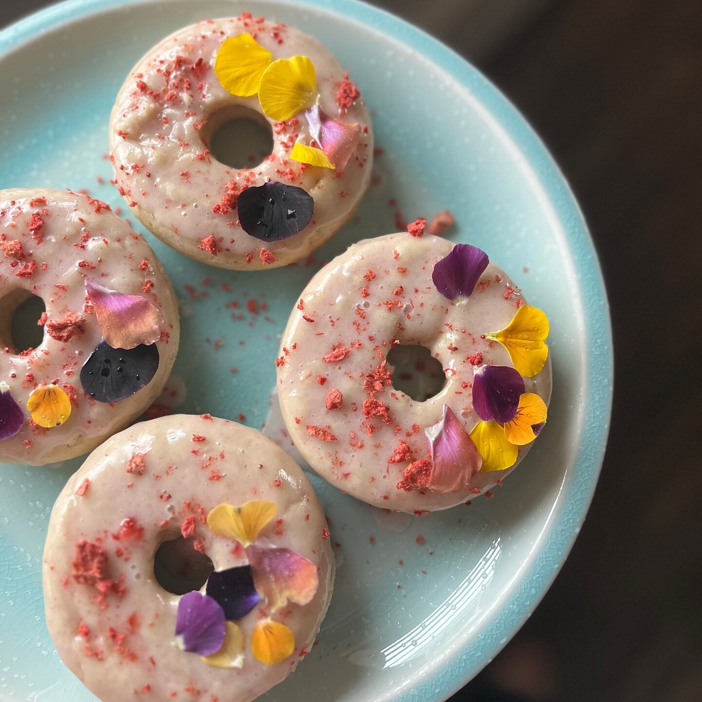 Warding off the Sunday Scaries with some homemade baked donuts 🍩

🌸 @kulafarm 

#shareyourtable #damnthatsdelish #gatherandfeast #eatmoremagic #njcaterer #chefpablotoxqui #hautefeast