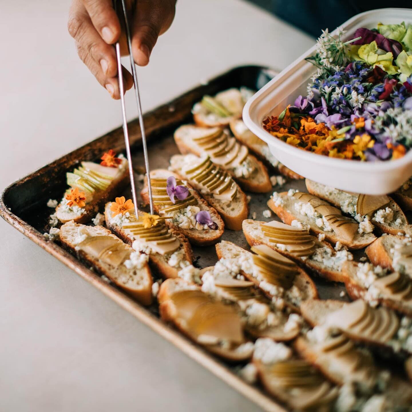 The magic is in the details✨

📸 @jenellekappephoto 
👨🏽&zwj;🍳 @chef_pablo_toxqui 
🌸 @kulafarm 

#damnthatsdelish #bonappetitmag #gatherandfeast #eatmoremagic #gatheringslikethese #njcaterer #fromfarmtotable #intimategatherings #backyardwedding #c