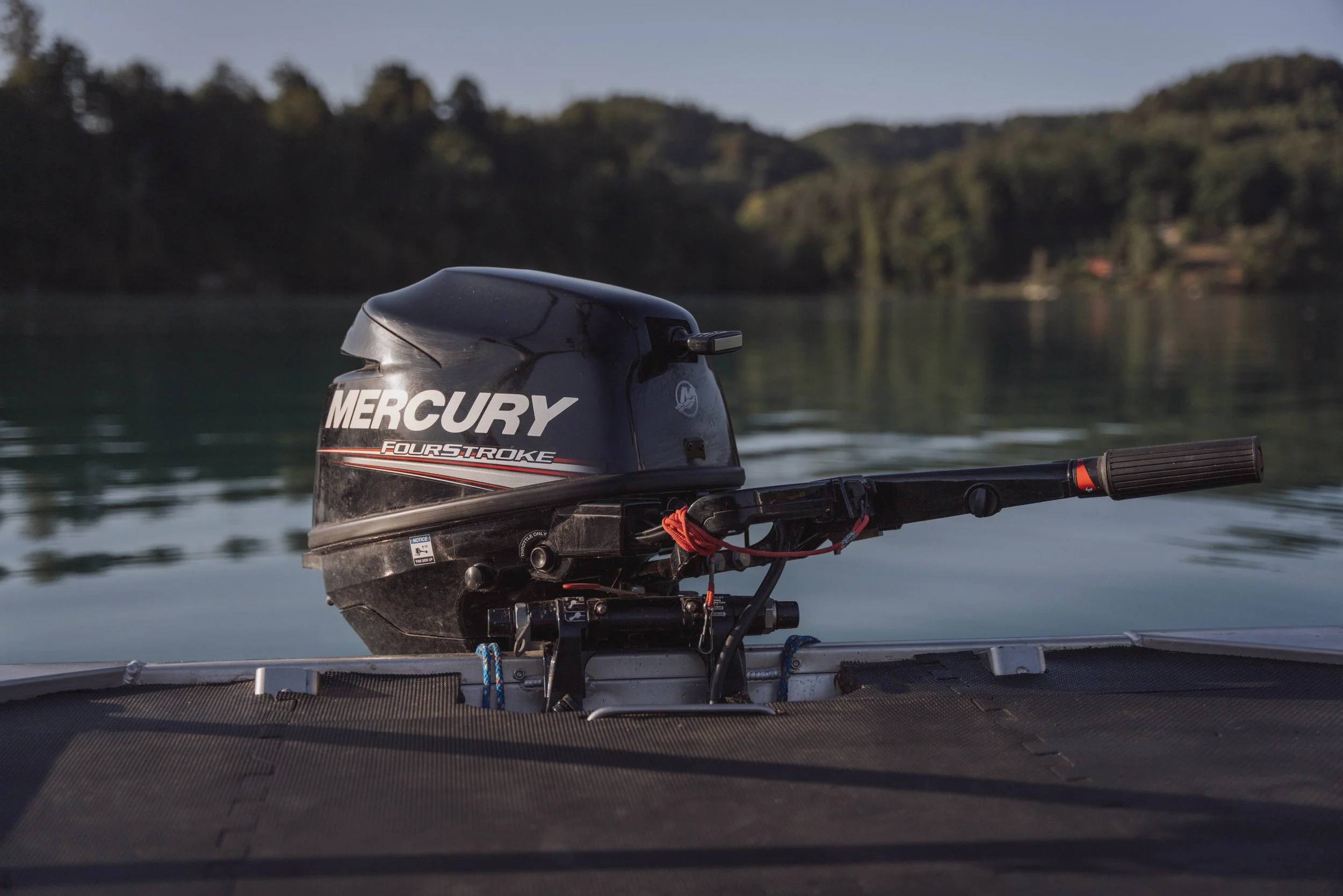 Fi-Bo Mietboot auf dem Wohlensee. Rutenhalterungen für Fischerei. Perfekt für Angeltouren oder entspannte Ausflüge. Das Fischerboot