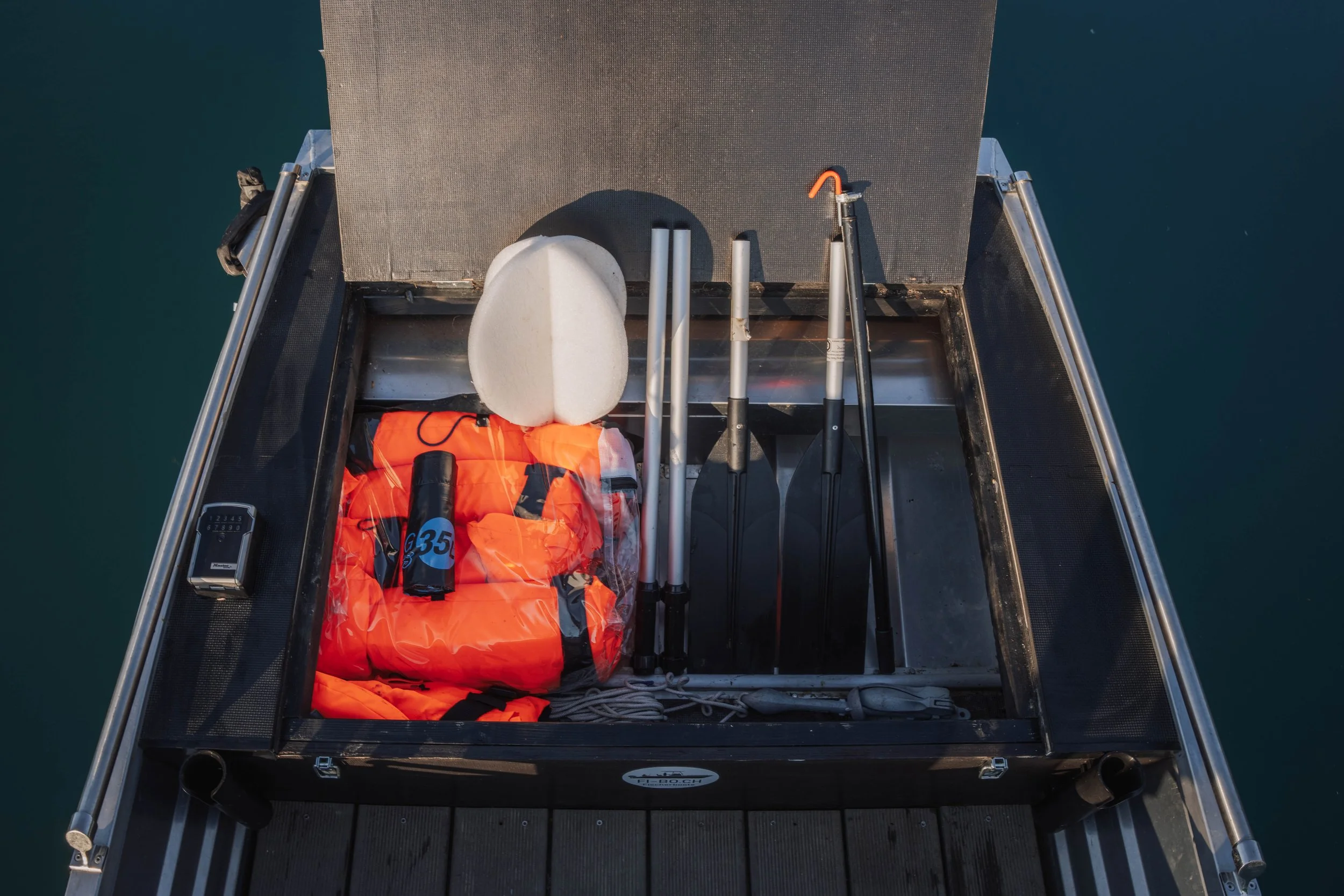 Fi-Bo Mietboot auf dem Wohlensee. Rutenhalterungen für Fischerei. Perfekt für Angeltouren oder entspannte Ausflüge. Das Fischerboot