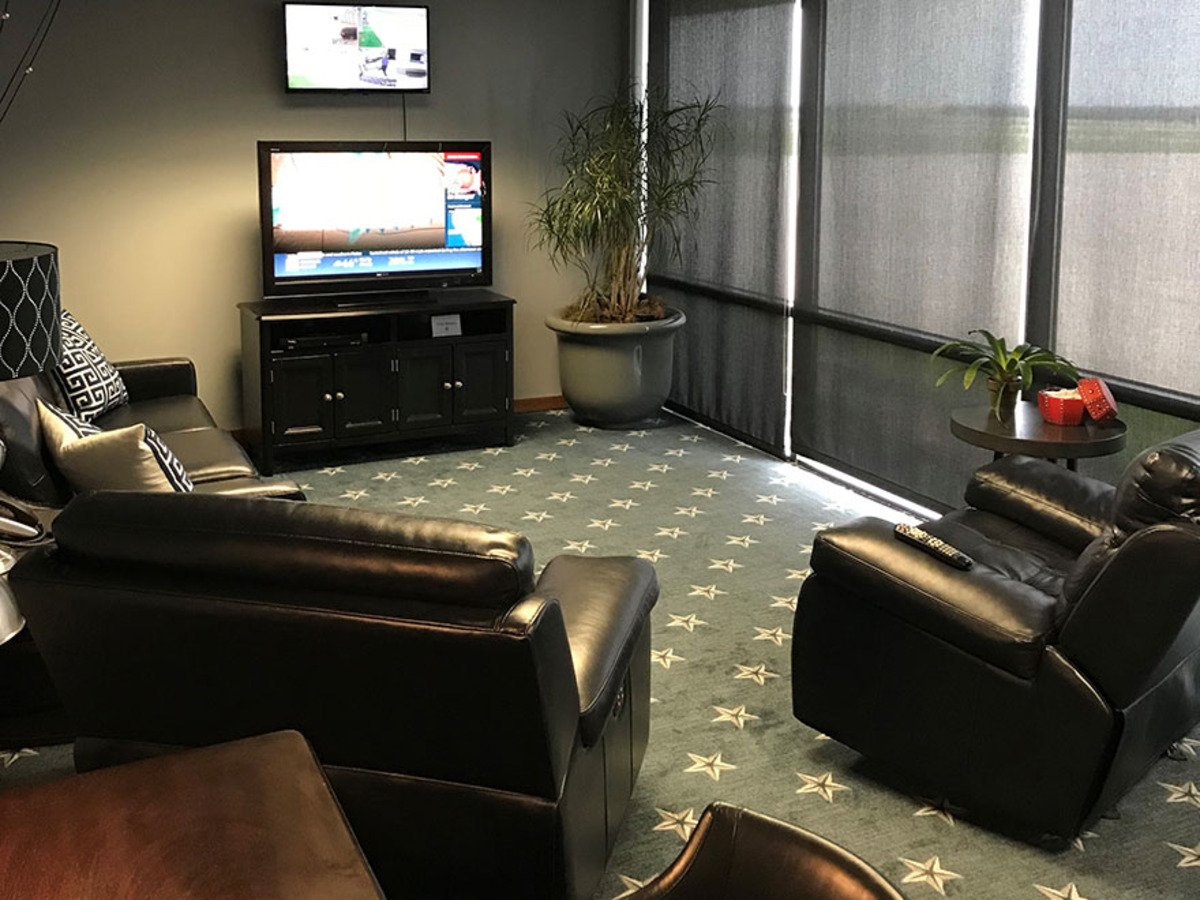 Midwest Corporate Aviation (KAAO) Crew Lounge