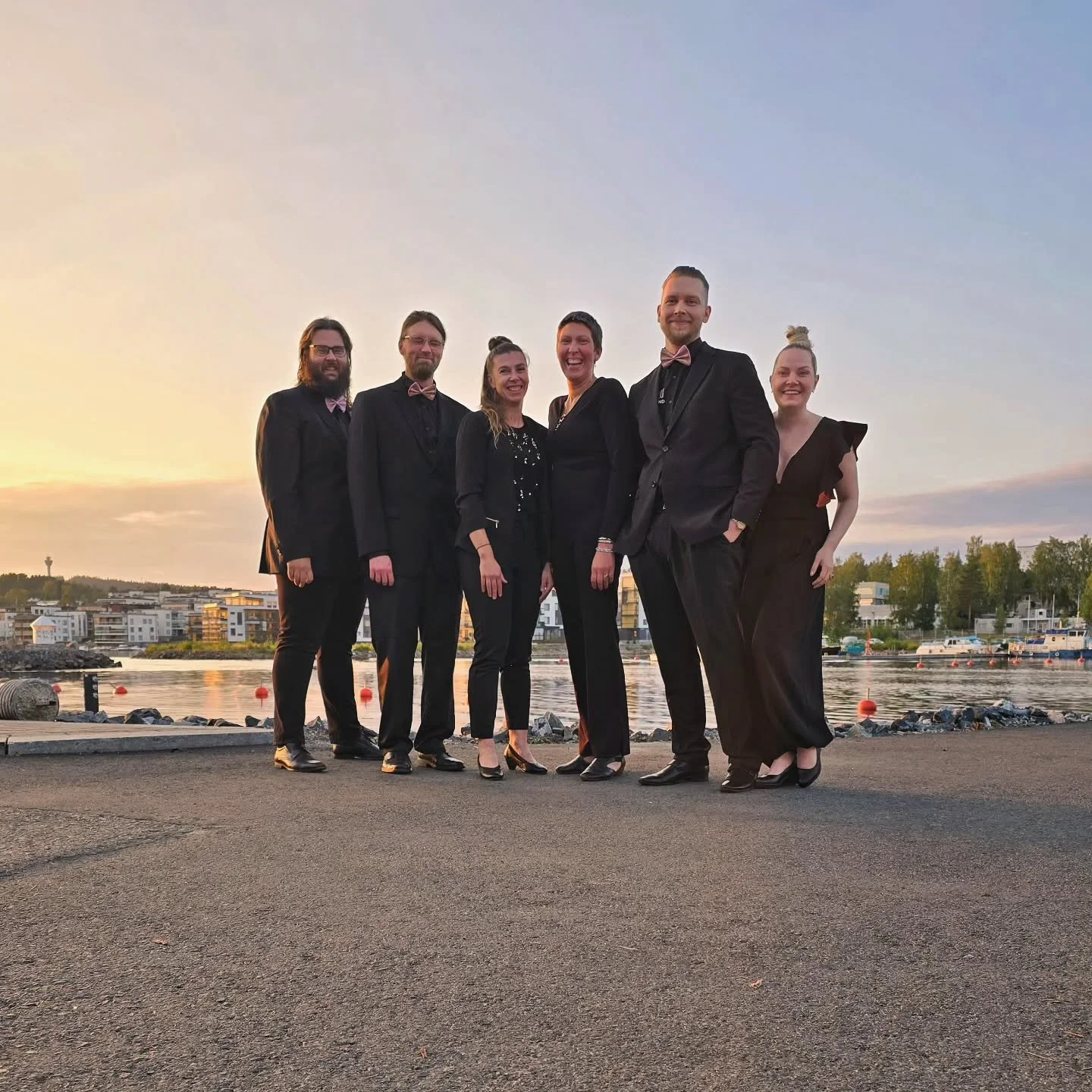 Kiitos illasta @eilatoimii_lkv ja onnea viel&auml; kerran! 🥂🎉 Oli kyll&auml; mahtavat bileet! Ja illaksi saapui kaunis auringonlaskukin. 🌅

T&auml;ll&auml; kertaa soitettiin kuuden hengen voimin, kun saatiin lavalle my&ouml;s @katjaasusanna ja sak