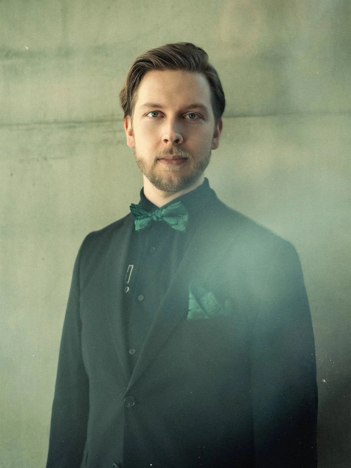 Miika Sohlman vastaa b&auml;ndiss&auml;mme kitaroinnista, miksaamisesta sek&auml; taustalauluista. 🎸✔️

Miika haaveilee uusista kitaran kielist&auml; ja ker&auml;ilee ty&ouml;kaluja soitinrakennukseen. 🔧

Vapaa-aikaansa Miika viett&auml;&auml; urhe