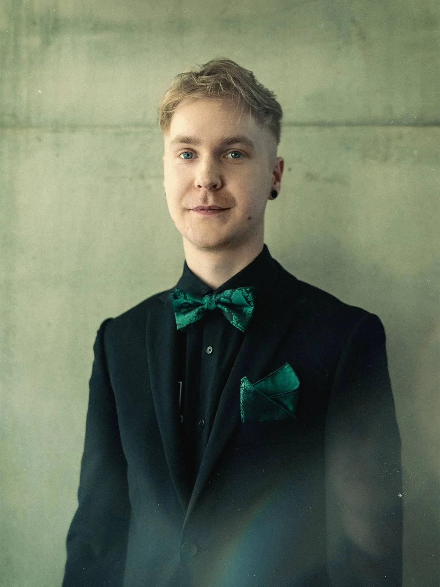 Rumpalimme Aarni Koskela haaveilee, ett&auml; keikkapaikalla olisi aina tarpeeksi tilaa rumpalille. 🥁 Joskus on ollut hiukan ahdasta. 😆

Aarni ker&auml;ilee vanhoja rumpukalvoja (niille saattaa kuulemma olla k&auml;ytt&ouml;&auml;), ja h&auml;nen p