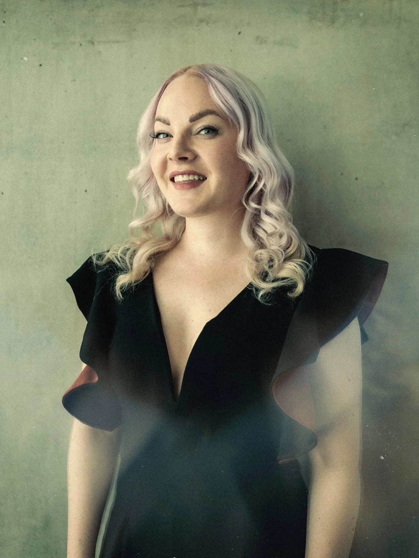 Viimeisen&auml; b&auml;ndiesittelyss&auml; laulajamme Laura Puntila. 🎤 📢 Laura vastaa laulumelodioiden lis&auml;ksi yhtyeen talous- ja logistiikkapuolesta. 📑🚘

Laura haaveilee reissusta Etel&auml;mantereelle, ja pelk&auml;&auml; tylsyytt&auml; (v