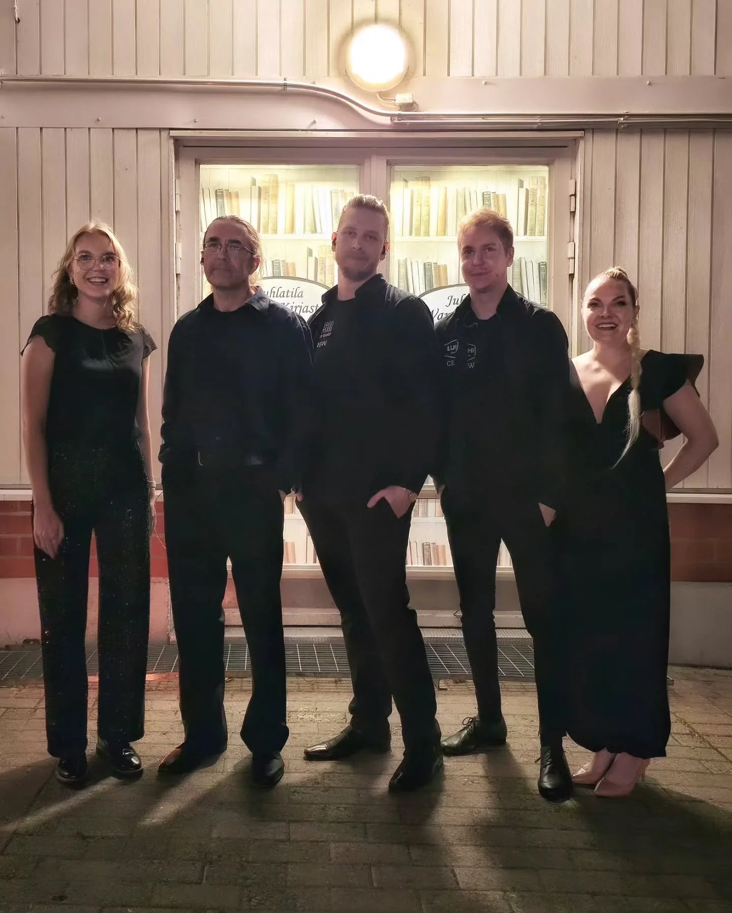 Kiitos @niiralankulma ja K&auml;skynkk&auml;! 🍂🥧

Oli kauniit syksyiset juhlat, ja tanssilattiallakin menoa heti ensimm&auml;isest&auml; kappaleesta alkaen. 🕺🏽🎉

T&auml;ll&auml; kertaa tuuraajalainassa @bilebandiflow :lta @_veerasalminen 🎹