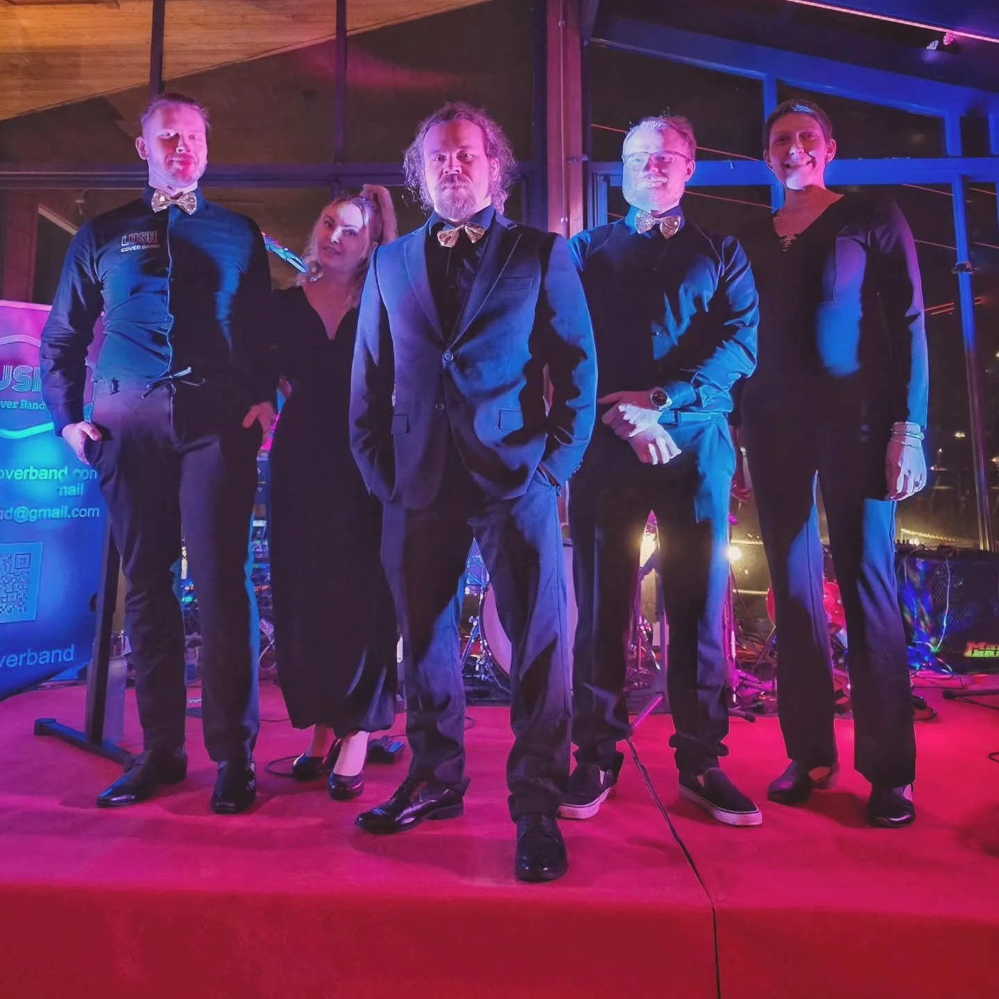 Eilen soitettiin yritysjuhlissa Saanassa! 🥂🕺🏽

Rytmiosastolla @bandriversound :lta lainassa t&auml;ll&auml; kertaa @mikkojprautiainen 🥁 ja kitaravahvuudessa @henrisunimento 👌🏼

Aika hyvin on pikkujoulukausi t&auml;yttynyt ja ensi viikolla menn&