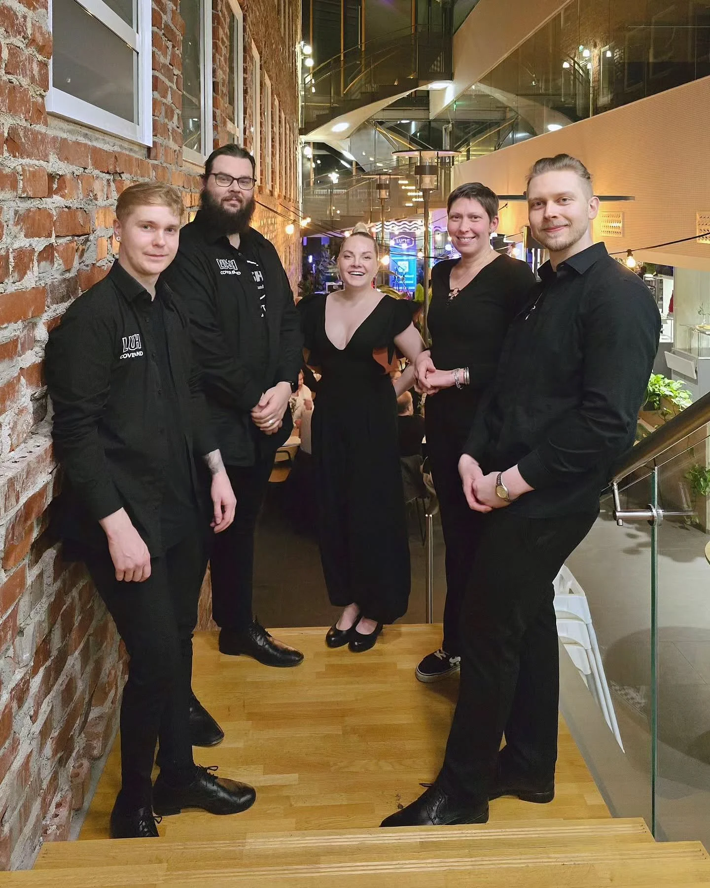 Eilen soitettiin pari setti&auml; hittej&auml; yritysjuhlissa. 🕺🏽🎉

Oli ihanan rento tunnelma, ja @pelimies_kallanranta piti meist&auml; kyll&auml; hyv&auml;&auml; huolta, kiitos! ✨️🙌🏽

Jos tilaisuuteen on tarvetta livemusiikille, pikkujoulukale