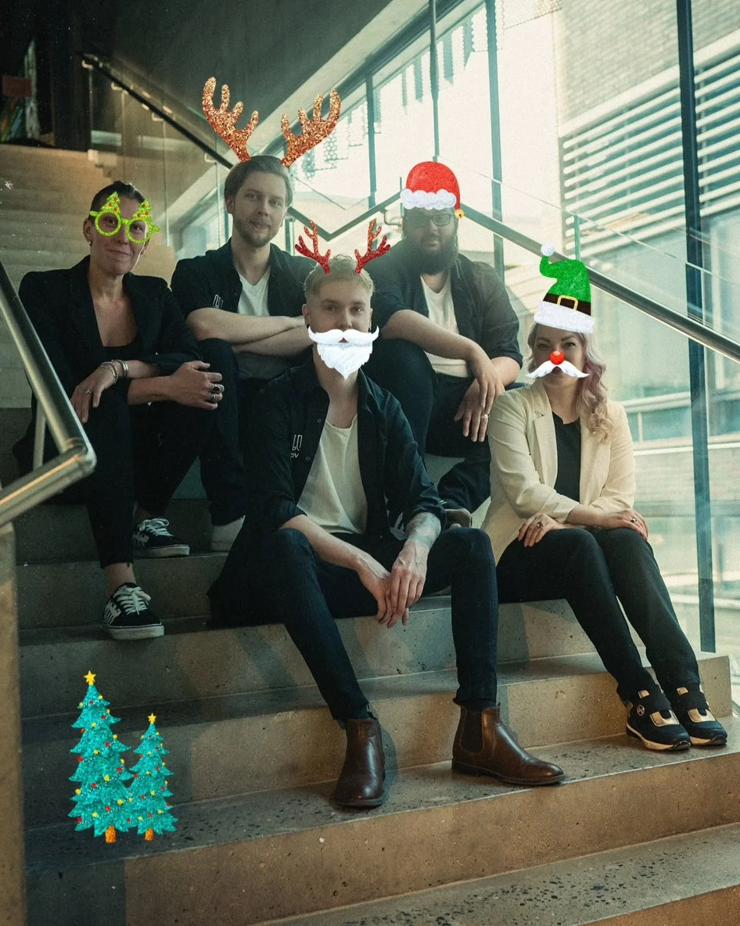 Hyv&auml;&auml; joulua ja rauhallista uutta vuotta! 🎄🎅🏾

Ensi vuonna tulee t&auml;yteen 10 vuotta keikkailua. Kiitos! ✨️

N&auml;hd&auml;&auml;n keikoilla! 🕺🏽💜

t. LUSH:n poppoo

📷: alkuper&auml;inen kuva @lucyaliennevisuals