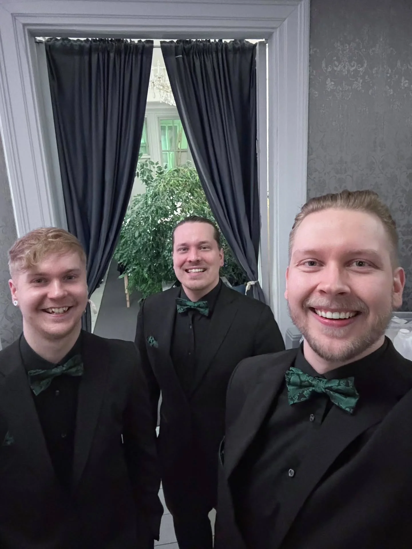 Perjantaina keikkailtiin Triolla @piispantalo :lla. 🎶

Saatiin settien lomaan hyvin mahtumaan j&auml;&auml;kiekkoa, sill&auml; juhlav&auml;ki oli j&auml;rjest&auml;nyt kisakatsomon samaan tilaan. 🤩 

Esityksen aikana my&ouml;s b&auml;ndille p&auml;