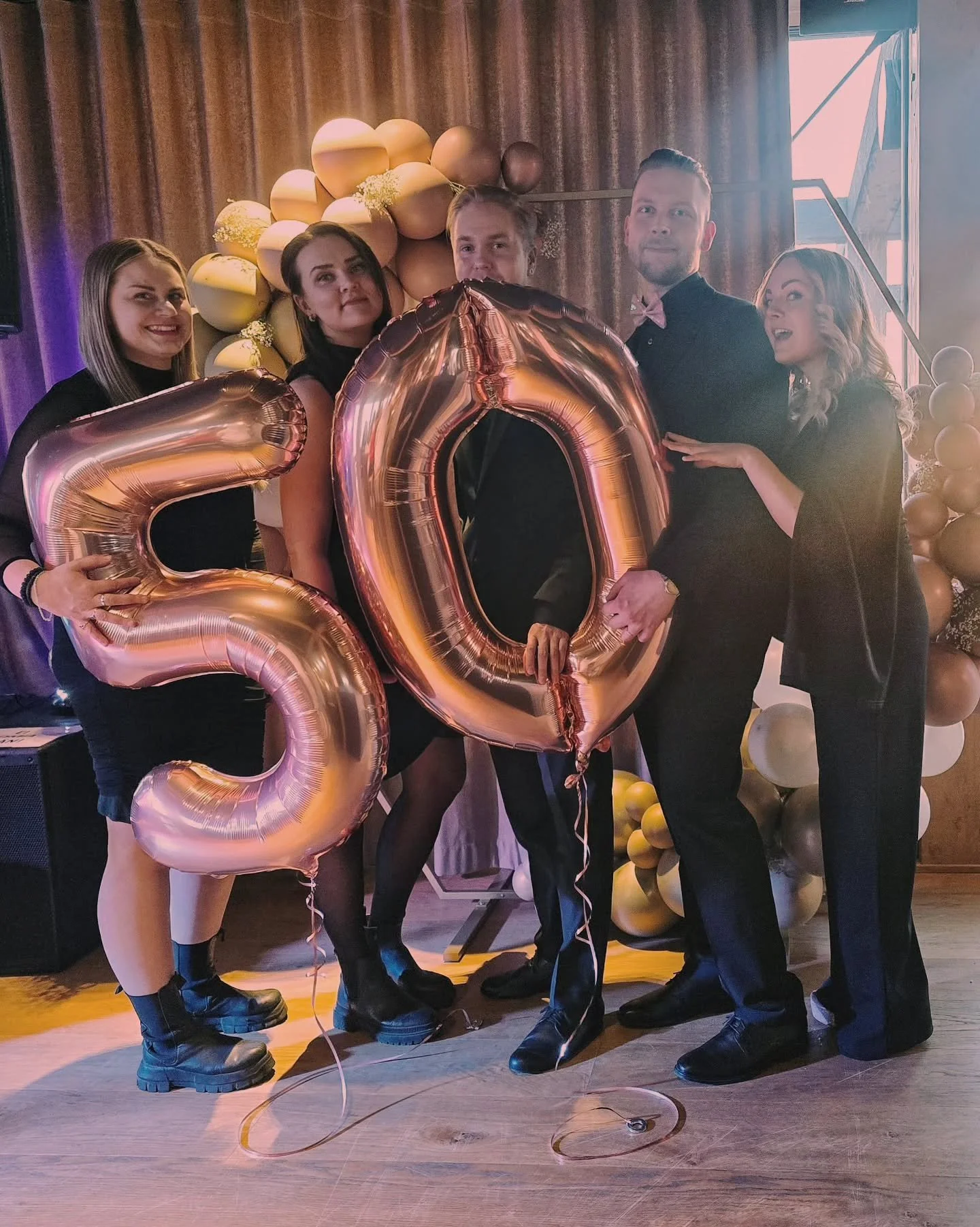 P&auml;&auml;si&auml;inen alkoi tyylikk&auml;ill&auml; 50-vuotissyntym&auml;p&auml;ivill&auml;! 🎉🎶 

Sankarin toivelistalla oli todella monipuolinen kattaus kappaleita, ja tanssilattiallekin saatiin liikett&auml; jo heti ensimm&auml;isen setin aika