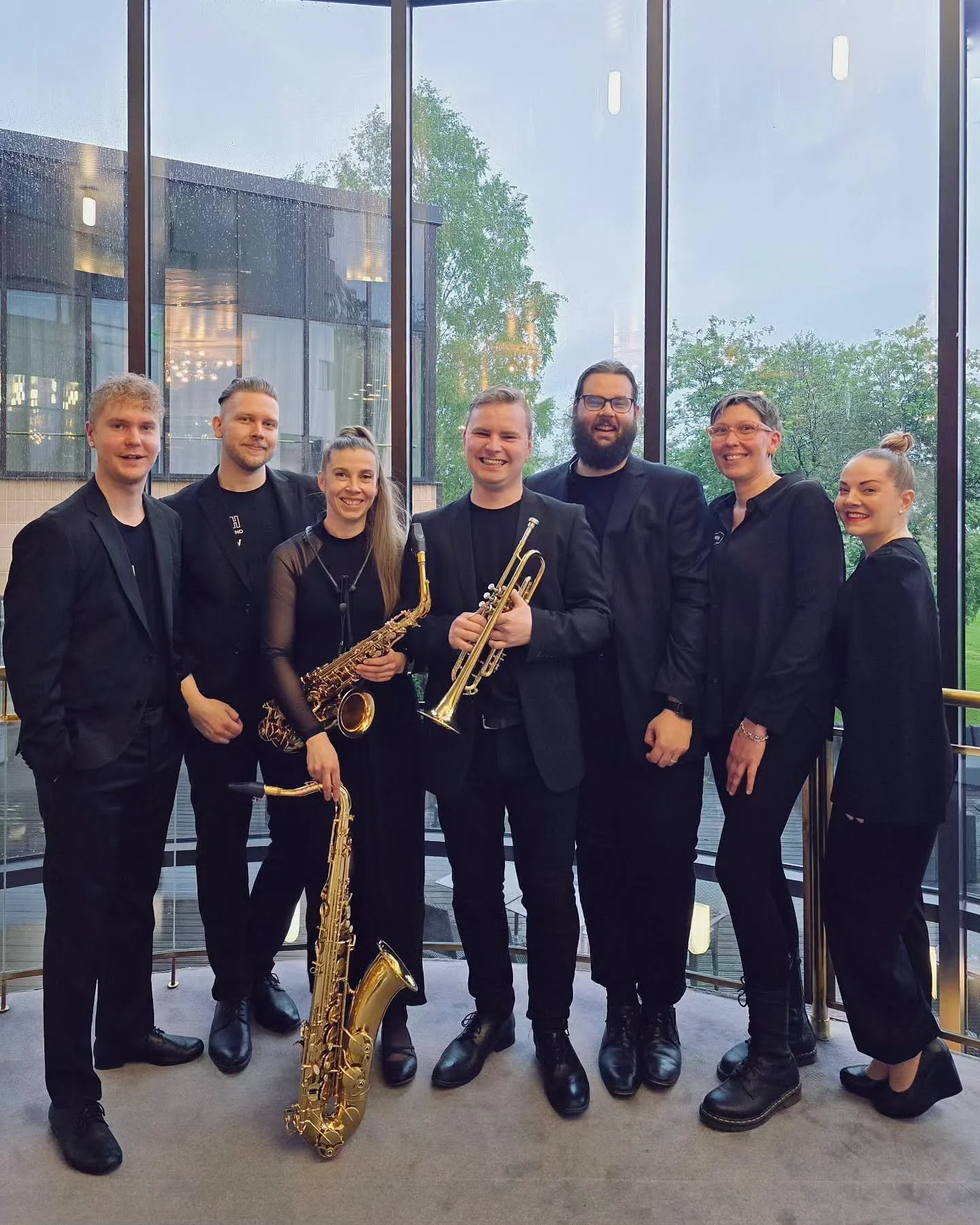 Onnea @refrescogroup 30v! 🥂🍹

Eilen saatiin koko lava t&auml;yteen muusikoita, kun trumpetti ja saksofoni t&auml;ydensiv&auml;t b&auml;ndikokoonpanoa. 🎺🎷

On se vaan hienoa soittaa puhaltajien kanssa. Meid&auml;n Deluxe-vaihtoehdolle (useampi puh
